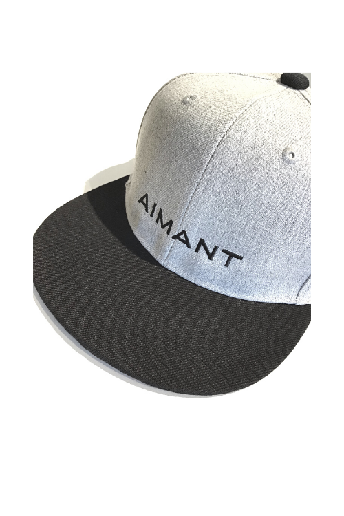 「AIMANT」ロゴ刺繍フラットバイザーキャップ(UNISEX)