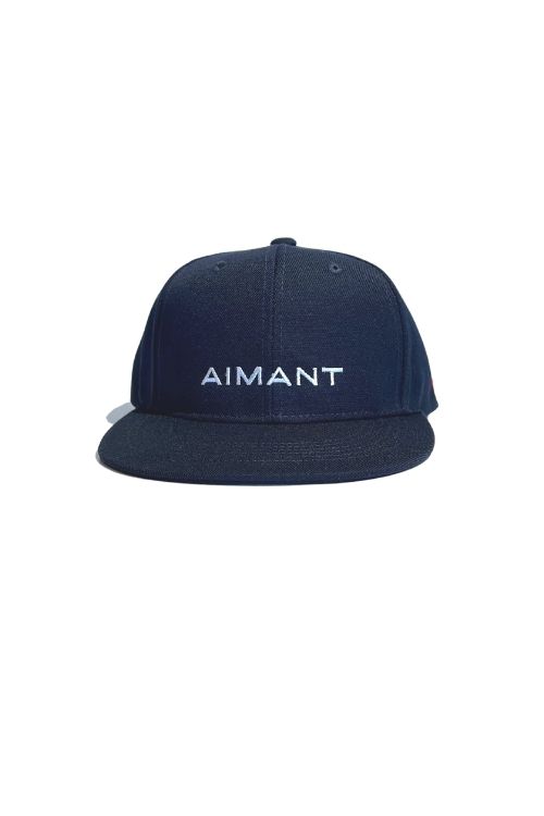 「AIMANT」ロゴ刺繍フラットバイザーキャップ(UNISEX)