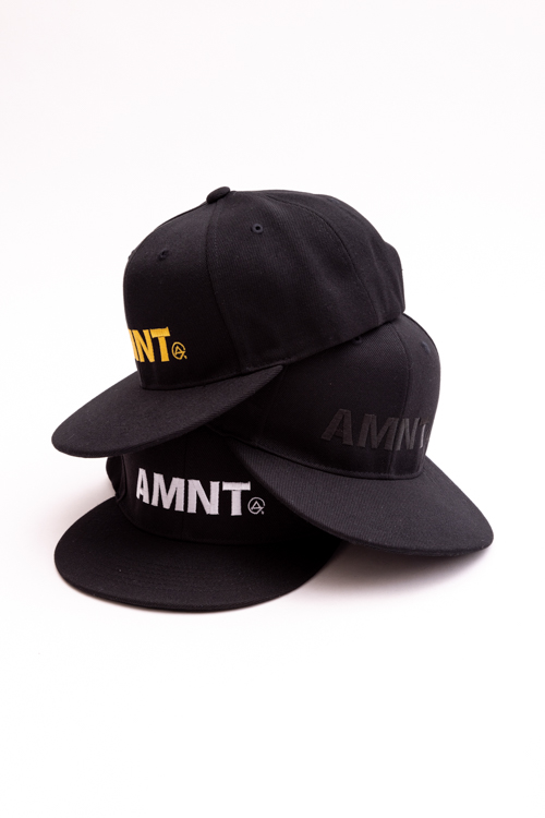 「AMNT」ロゴ刺繍フラットバイザーキャップ(UNISEX)