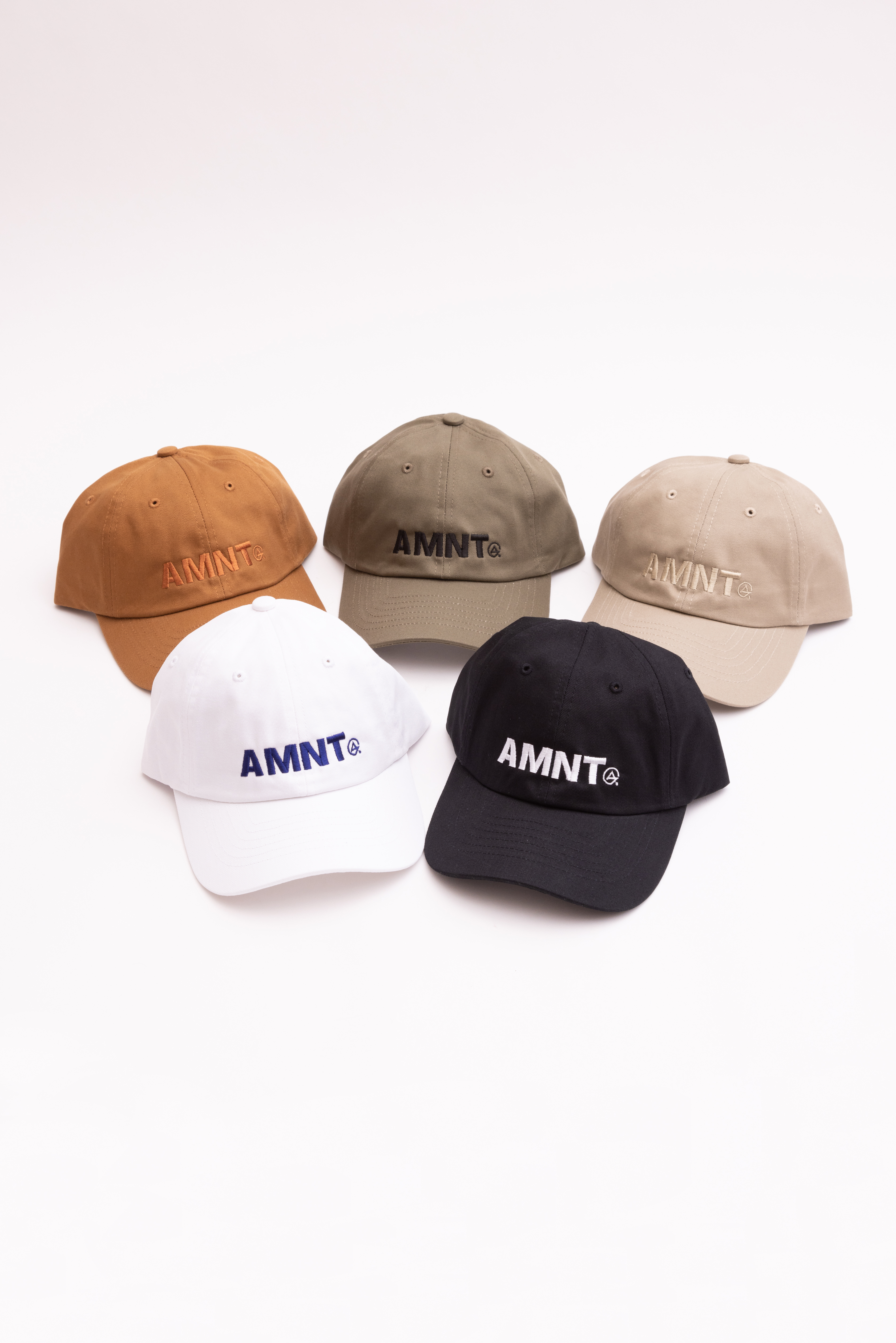 「AMNT」ロゴ刺繡ツイルローキャップ(UNISEX)